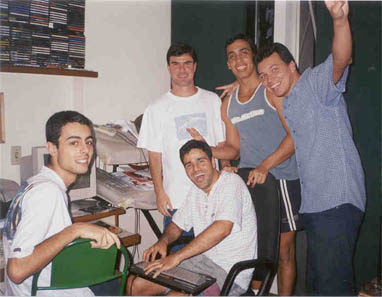 Sentados: Gugu e Akhilesh. Em P: Bernardo, Fabiano e Freddy